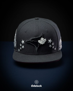 نمای روبرو کلاه کپ نیو ارا TORONTO BLUE JAYS با لوگوی پرنده و ستارهها