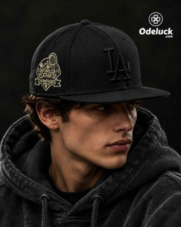 تنخور روی سر مدل مرد با هودی زغالی و نمای سه رخ کلاه بک فیت نیو ارا LA DODGERS 2024 سایز ۵۷.۷ | کد 409