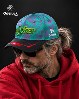 استایل استریتویر مردانه با کلاه نیوارا JOKER، هودی قرمز و عینک آفتابی کد 481